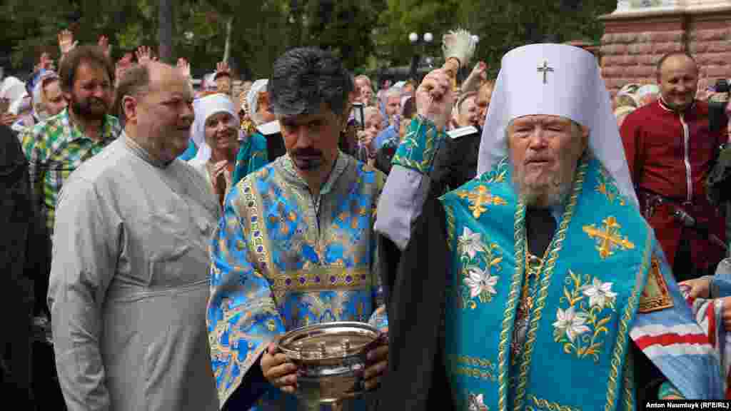 Митрополит Симферопольский и Крымский Украинской православной церкви Московского патриархата Лазарь и политолог Владимир Джаралла (слева)