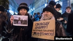 В разных городах России активисты выступают в поддержку Ильдара Дадина