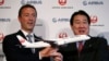 Исполнительный директор Airbus Фабрис Брегье и президент Japan Airlines Иосихару Уэки на пресс-конференции в Токио, 7 октября 2013 года