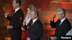 Vladimir Putin, Sergei Sobyanin (sağda), Dmitry Medvedev və arvadı Svetlana. 12 april, 2015